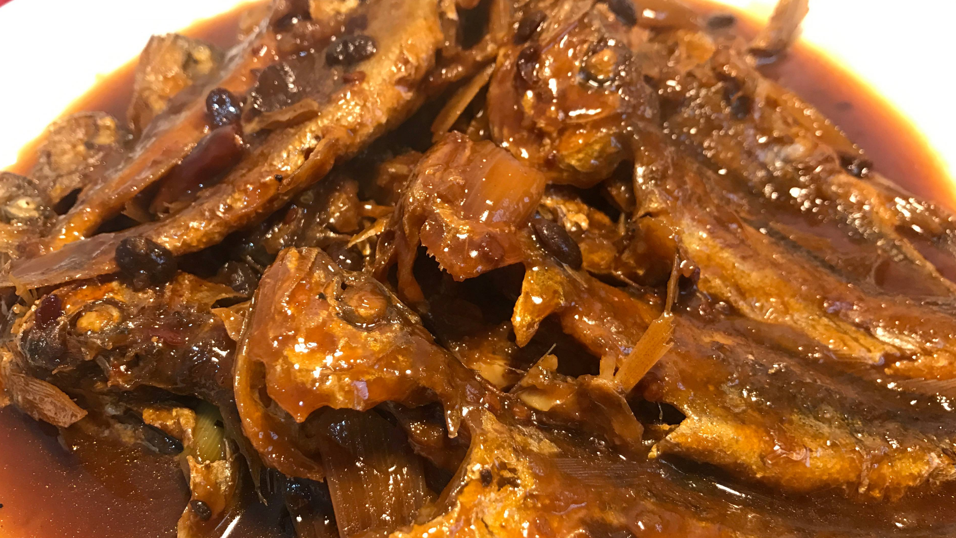 吃了三十年黄花鱼,这样做最过瘾,不放水,连鱼刺一起嚼,太香了